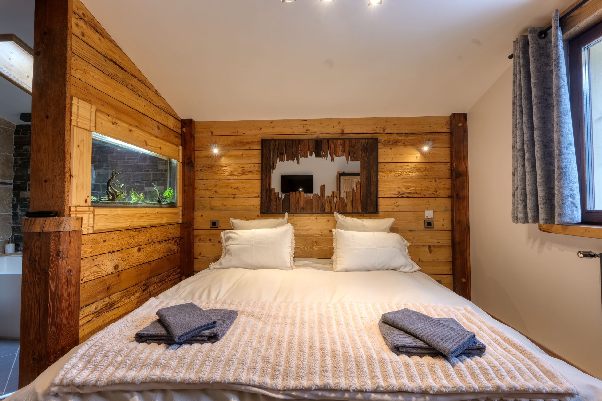chambre avec lit double et aquarium